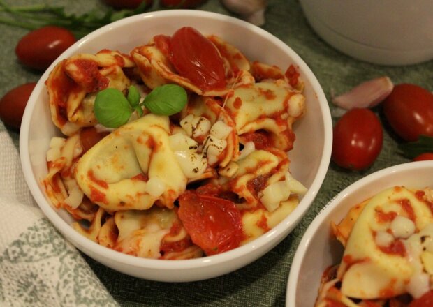 Fotografia przedstawiająca Włoskie pierożki tortellini zapiekane w sosie pomidorowym
