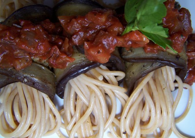 Fotografia przedstawiająca włoskie spaghetti z bakłażanem w sosie pomidorowym