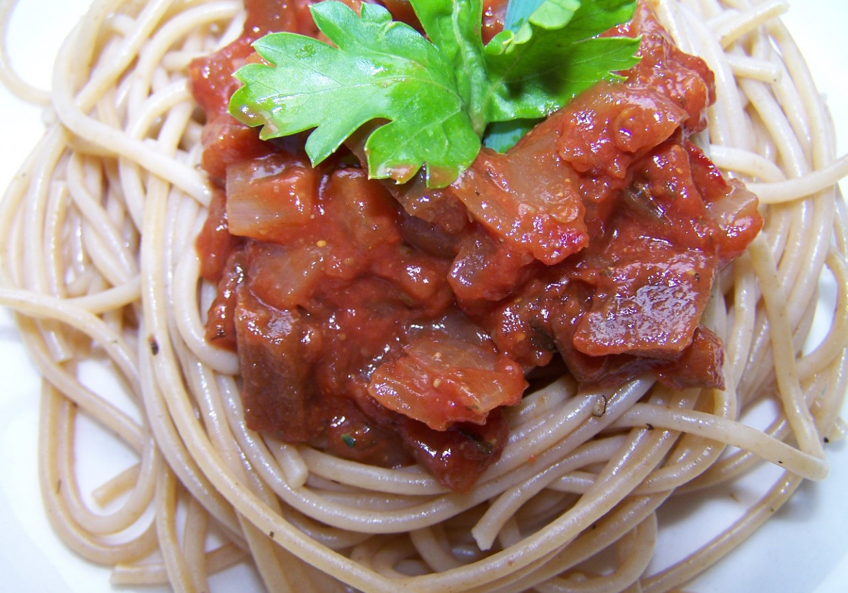 włoskie spaghetti z bakłażanem w sosie pomidorowym foto