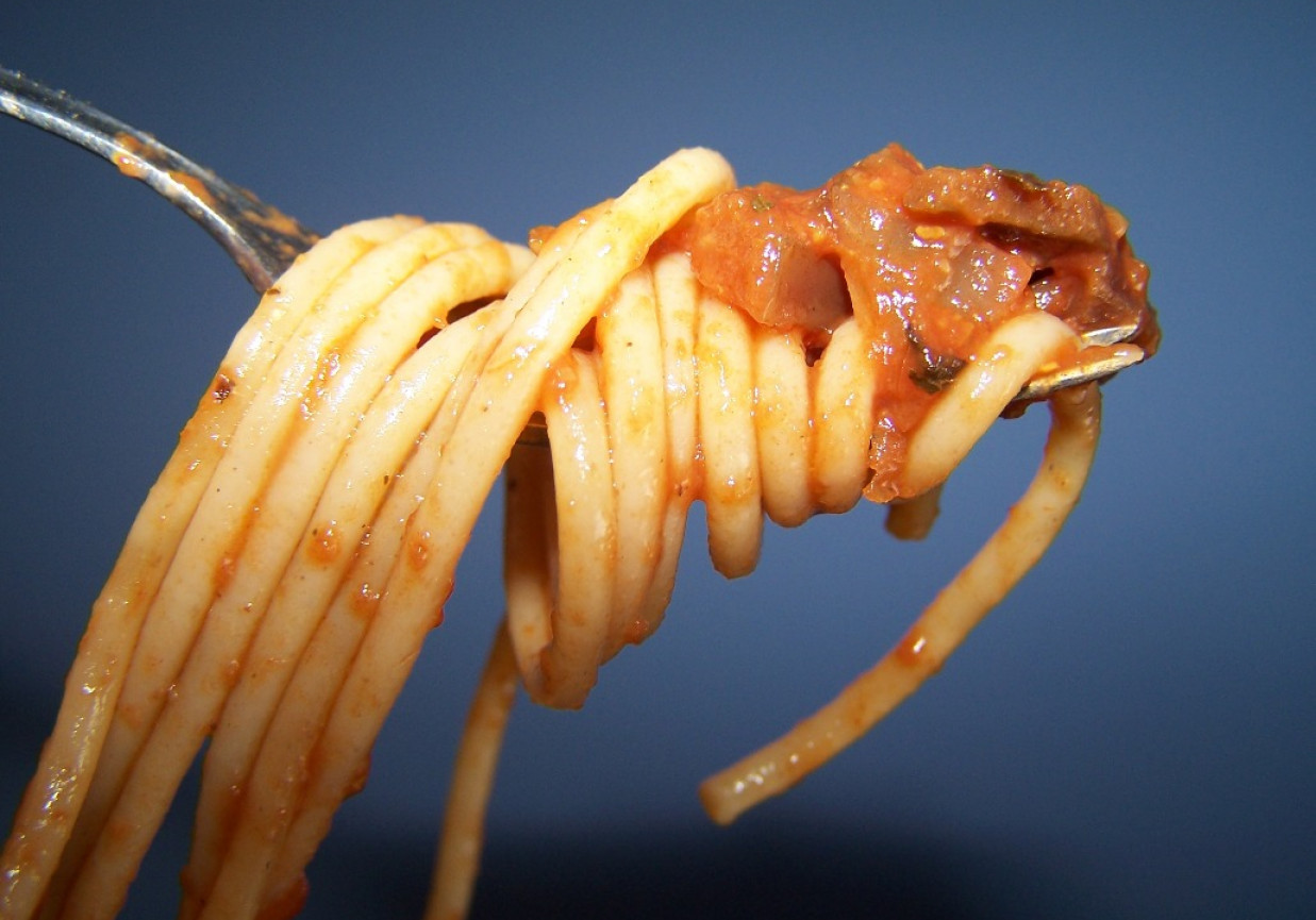 włoskie spaghetti z bakłażanem w sosie pomidorowym foto