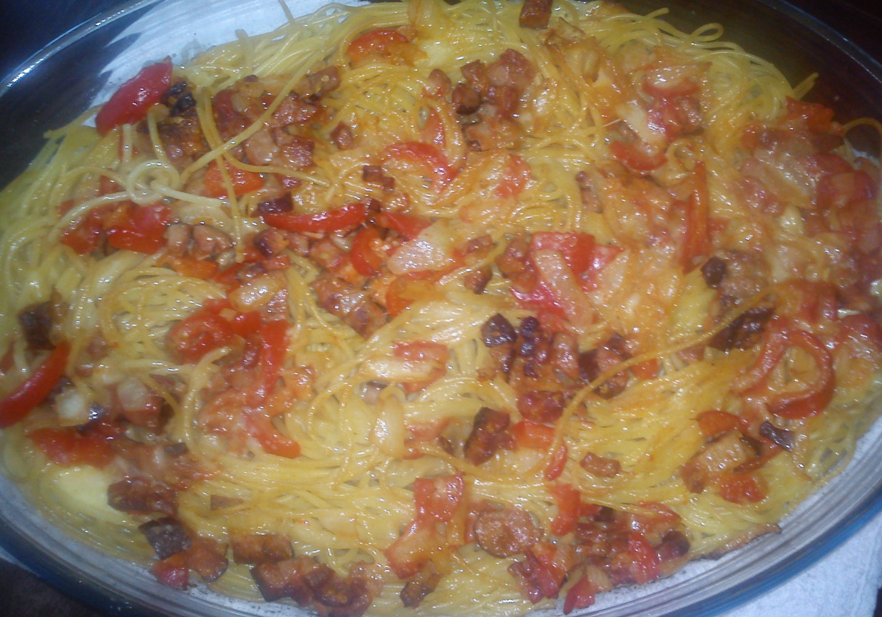 włosko-polskie smaki - spaghetti z kiebłasą, boczkiem i cebulą foto