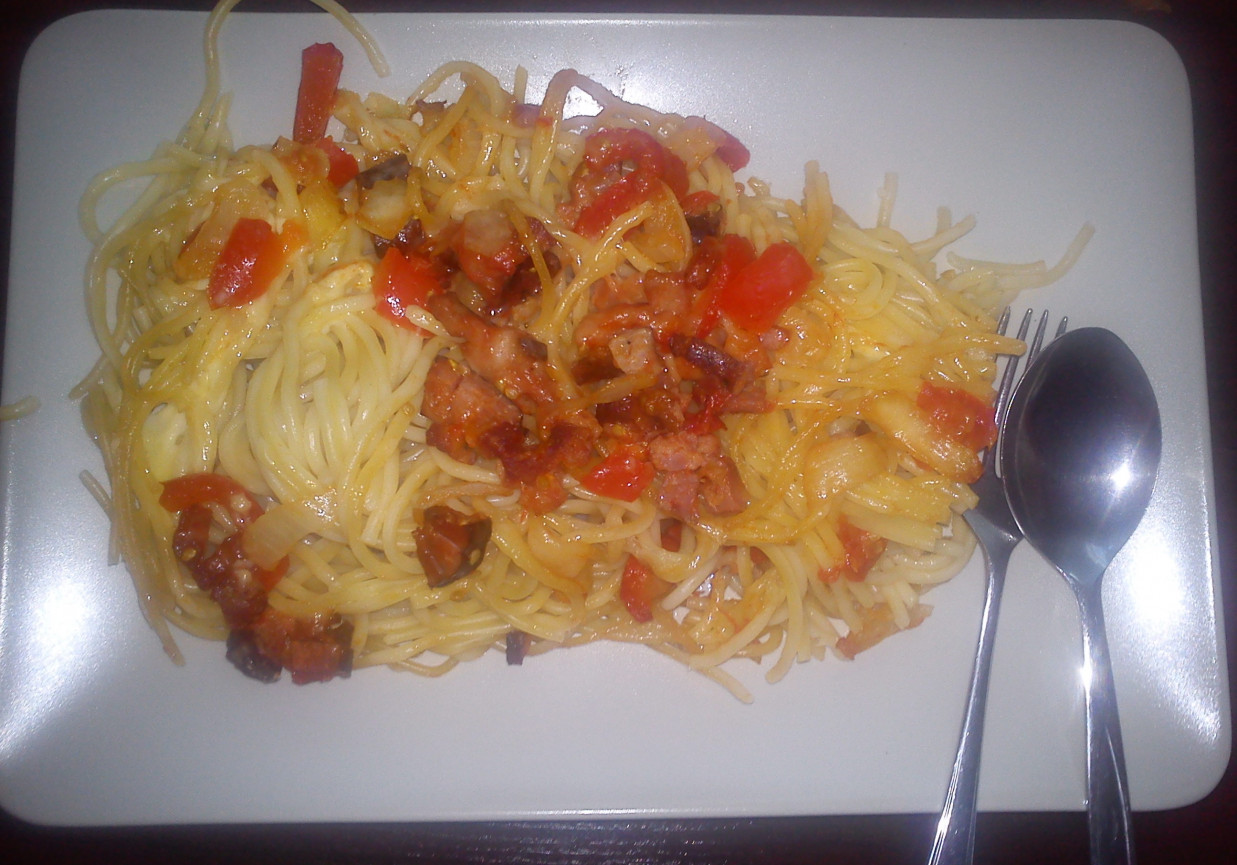 włosko-polskie smaki - spaghetti z kiebłasą, boczkiem i cebulą foto