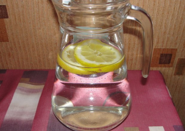 Fotografia przedstawiająca woda cytrynowa