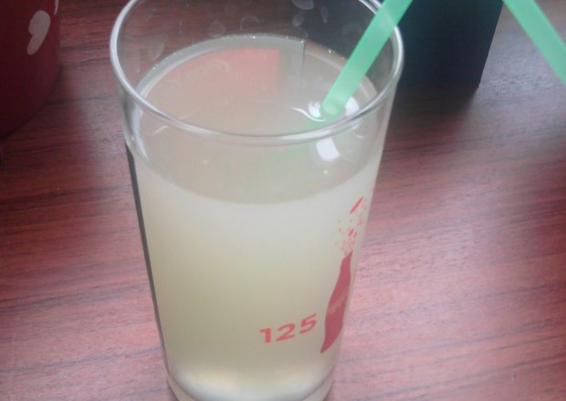 Fotografia przedstawiająca Woda z limonką