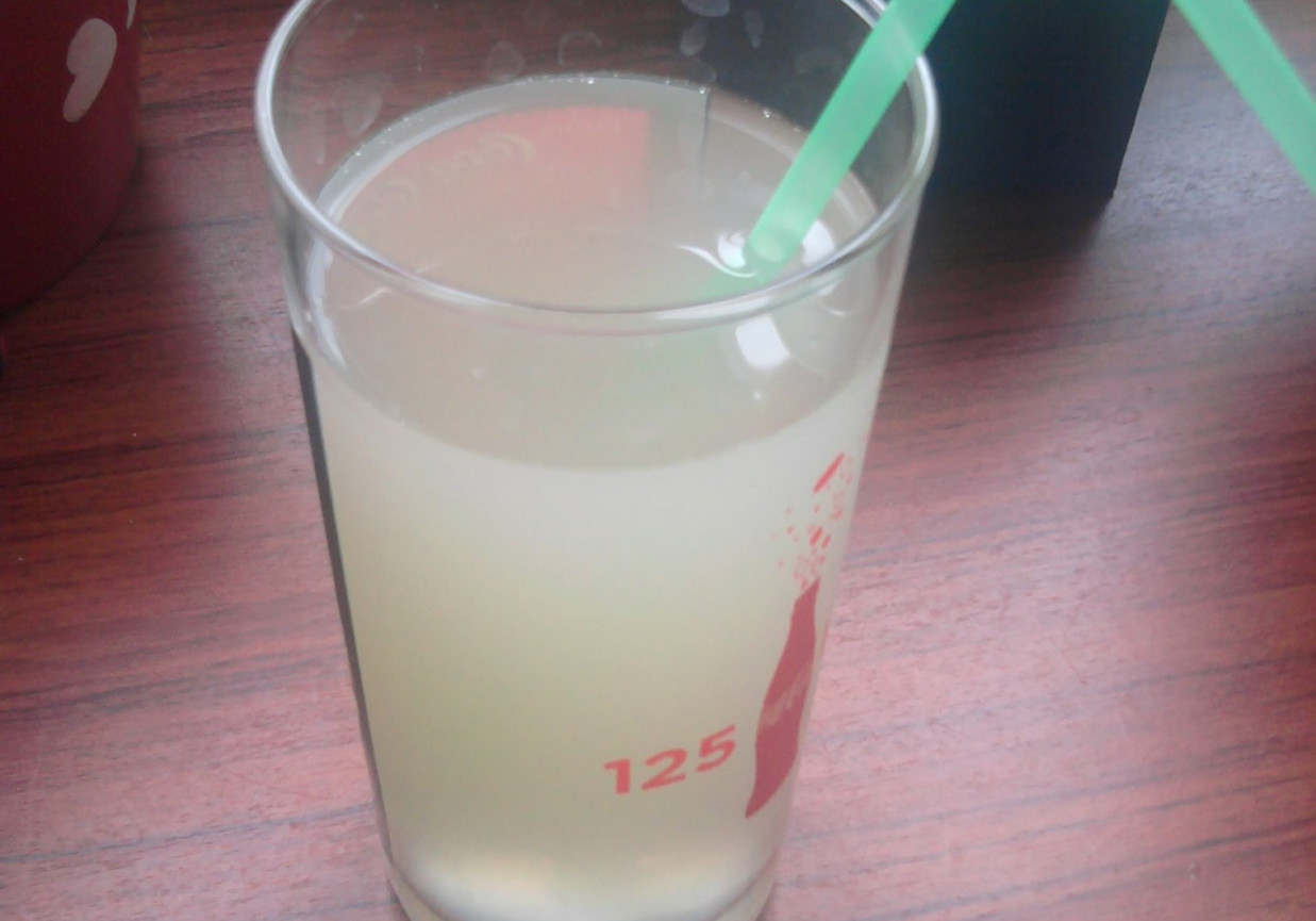 Woda z limonką foto
