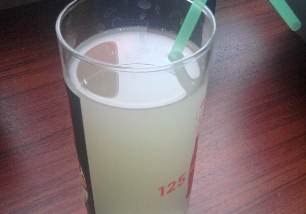 Woda z limonką foto