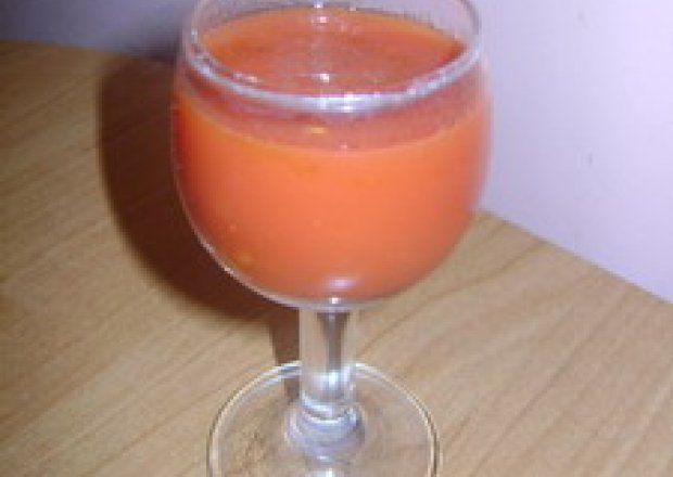 Fotografia przedstawiająca wódka z sokiem pomidorowym
