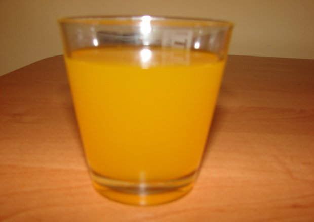 Fotografia przedstawiająca wódka z winem i sokiem pomarańczowym