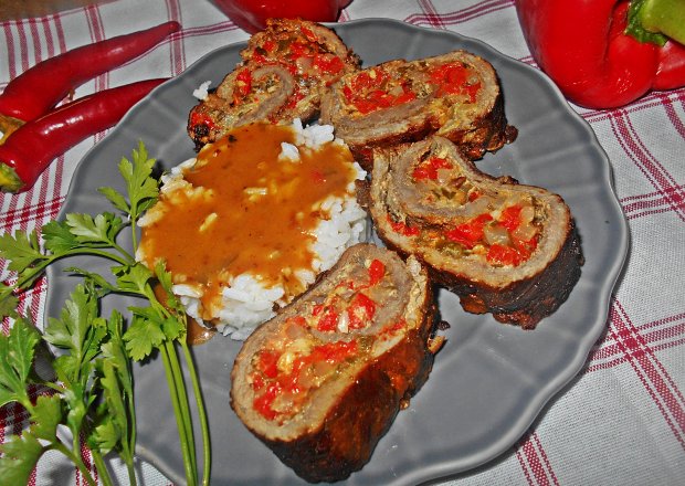 Fotografia przedstawiająca Wołowa rolada z mozzarellą i pieczoną papryką