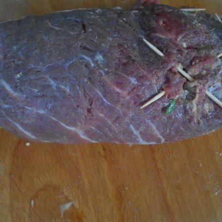 Krok 5 - Wołowa rolada z mozzarellą i pieczoną papryką foto