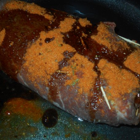 Krok 6 - Wołowa rolada z mozzarellą i pieczoną papryką foto