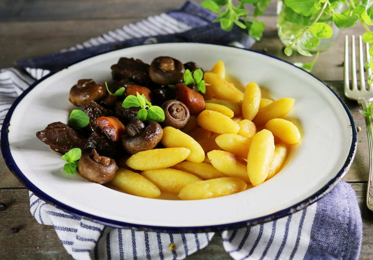 Wołowe ragout na czerwonym winie foto