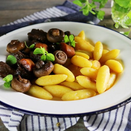 Krok 4 - Wołowe ragout na czerwonym winie foto