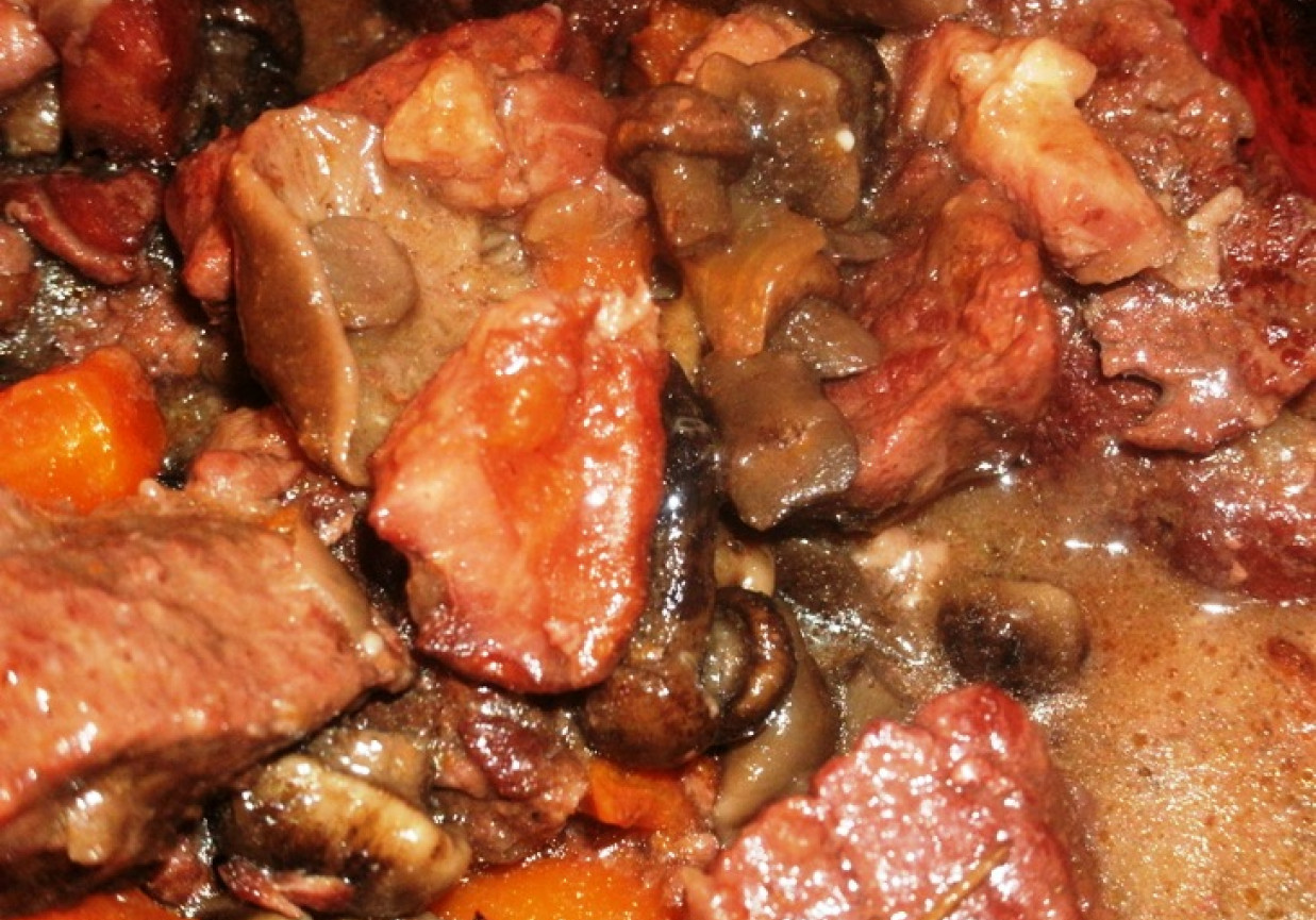 wołowina po burgundzku z leśnymi grzybami foto