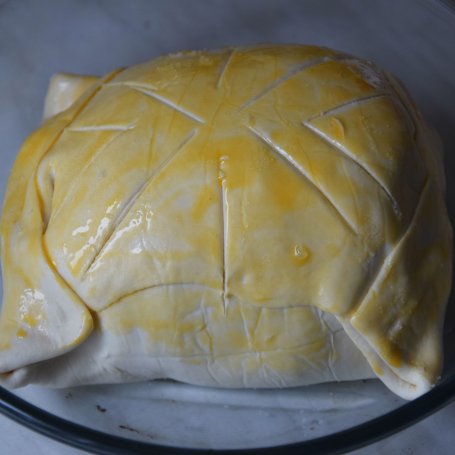 Krok 10 - Wołowina w pieczarkach i cieście francuskim foto