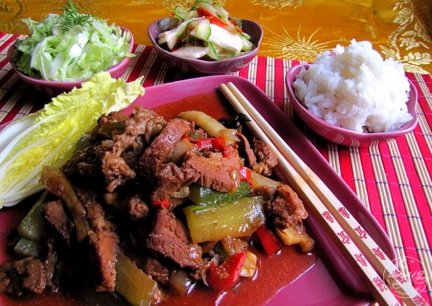 Fotografia przedstawiająca Wołowina w sosie sojowym z warzywami i ryżem  + 2 surówki