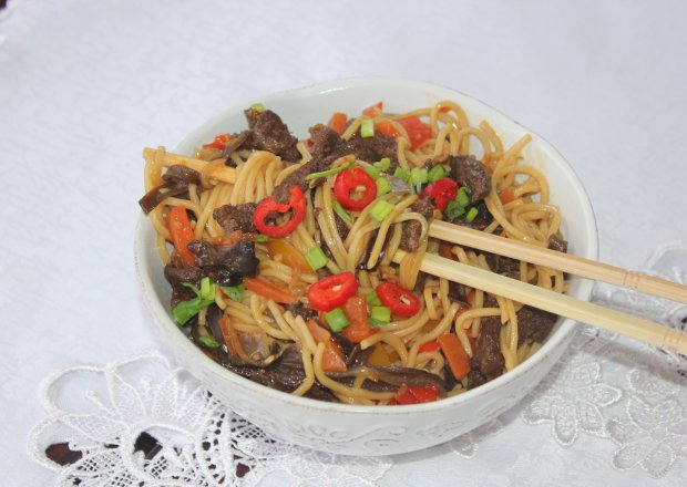 Fotografia przedstawiająca Wołowina z makaronem chow mein