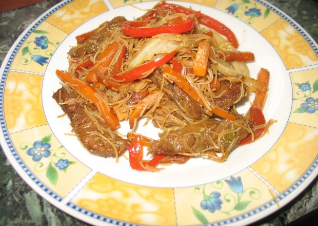 Fotografia przedstawiająca Wołowina z makaronem ryżowym i warzywami