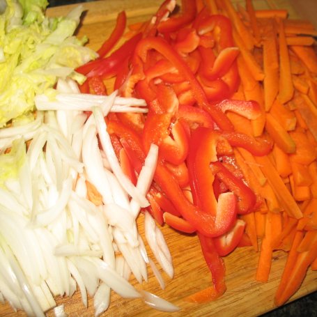 Krok 3 - Wołowina z makaronem ryżowym i warzywami foto