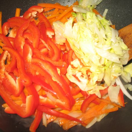 Krok 4 - Wołowina z makaronem ryżowym i warzywami foto