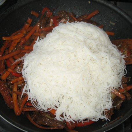 Krok 6 - Wołowina z makaronem ryżowym i warzywami foto