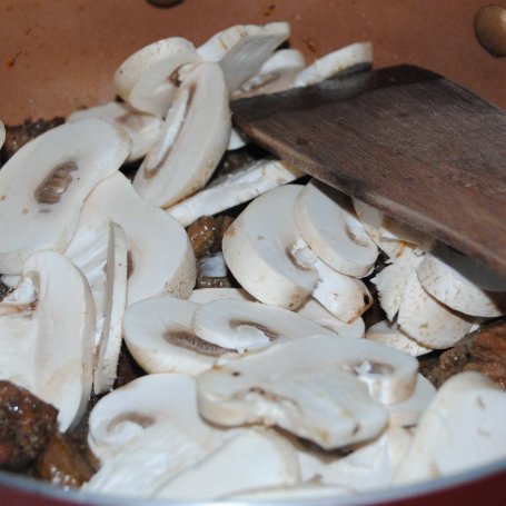 Krok 4 - Wołowy gulasz z brukselką foto