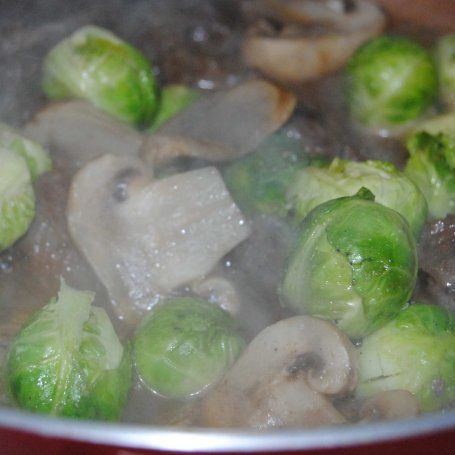 Krok 5 - Wołowy gulasz z brukselką foto