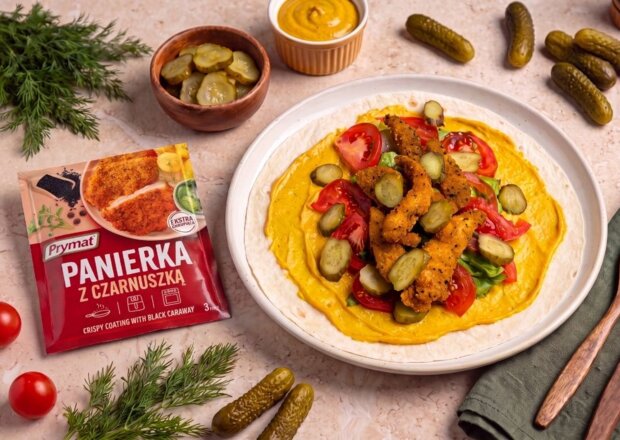 Fotografia przedstawiająca Wrap ze smażonym kurczakiem w panierce