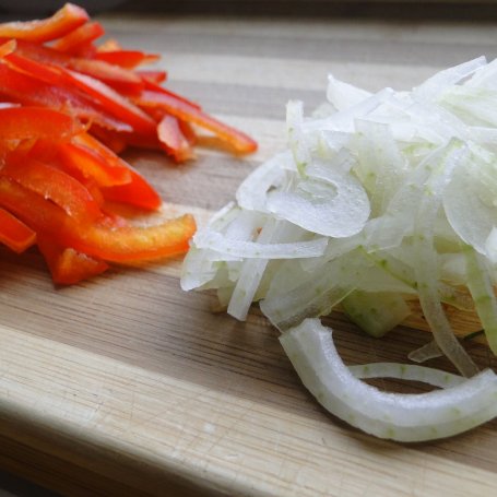 Krok 5 - Wrapsy z duszoną wieprzowiną, warzywami i sosem czosnkowym foto