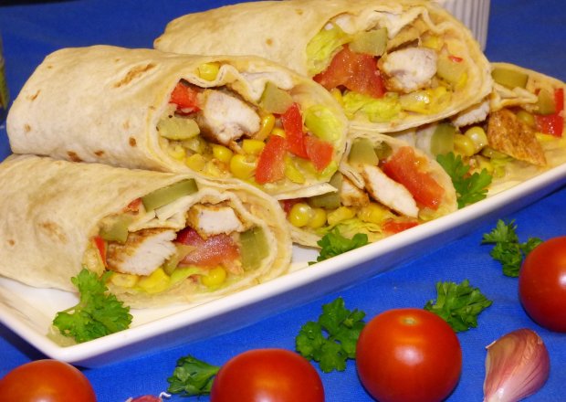 Fotografia przedstawiająca Wrapy z humusem, gyrosem z kurczaka i warzywami