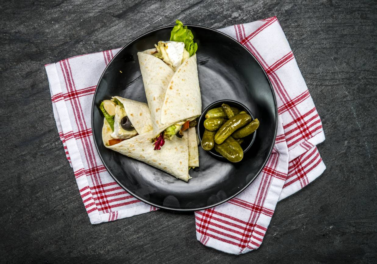 Wrapy z serem camembert, warzywami i sosem jogurtowo- czosnkowym foto