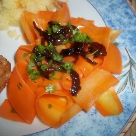 Krok 10 - Wstążki marchewkowe z karmelizowaną cebulą i czosnkiem foto