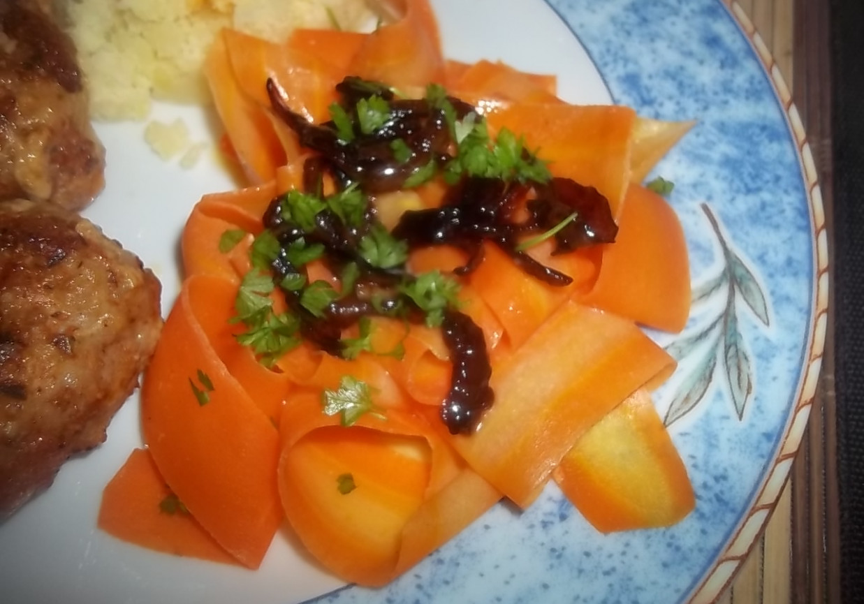 Wstążki marchewkowe z karmelizowaną cebulą i czosnkiem foto