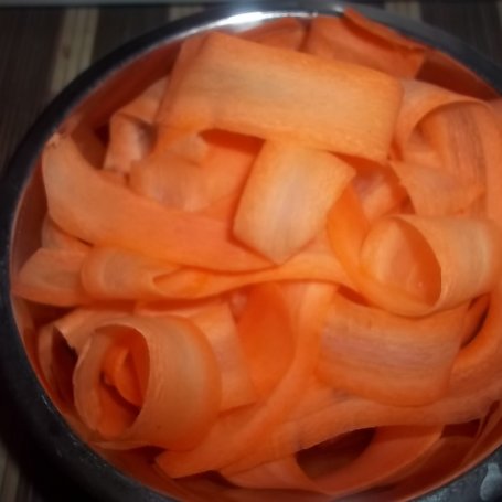 Krok 1 - Wstążki marchewkowe z karmelizowaną cebulą i czosnkiem foto
