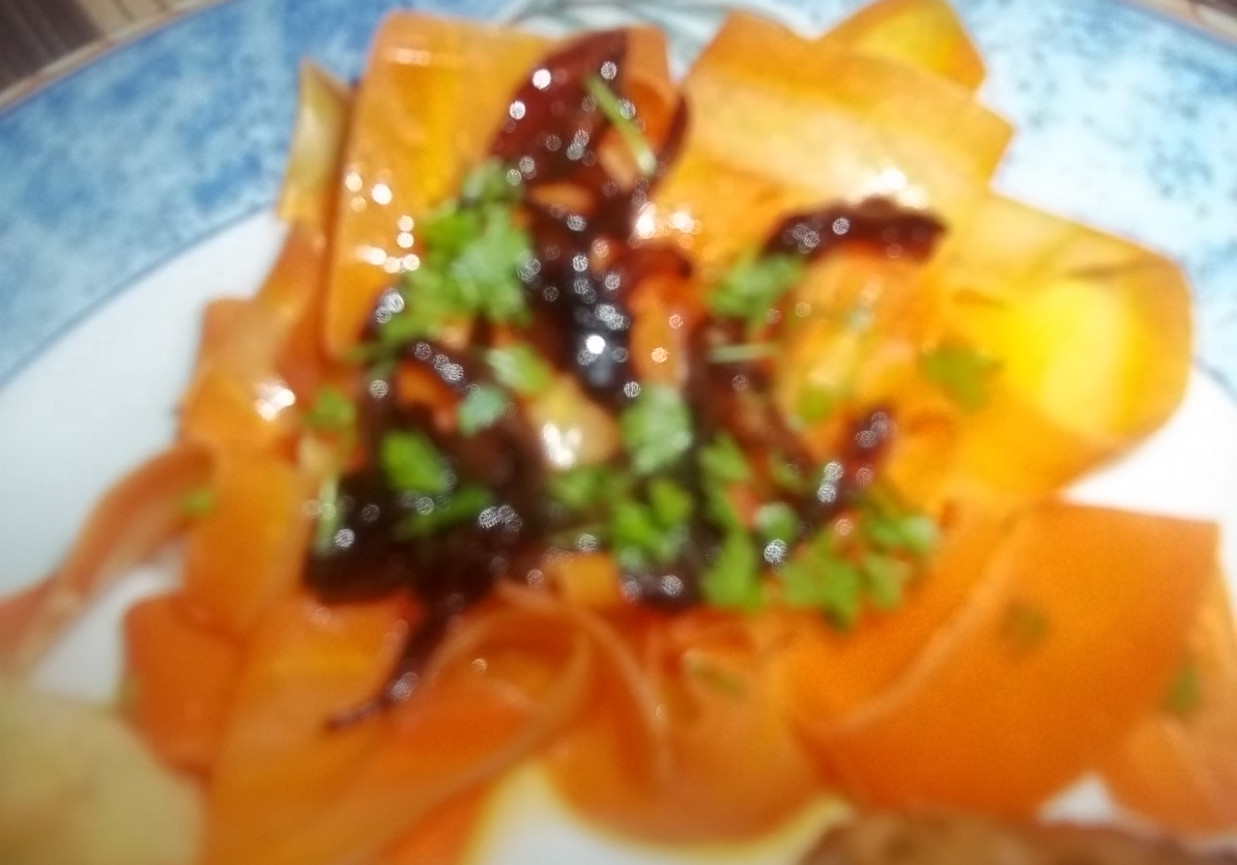 Wstążki marchewkowe z karmelizowaną cebulą i czosnkiem foto