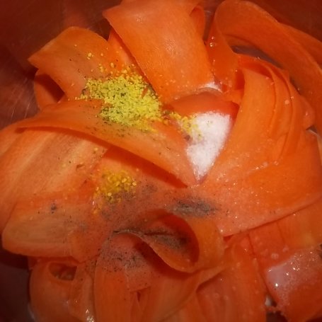 Krok 2 - Wstążki marchewkowe z karmelizowaną cebulą i czosnkiem foto