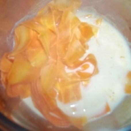 Krok 3 - Wstążki marchewkowe z karmelizowaną cebulą i czosnkiem foto