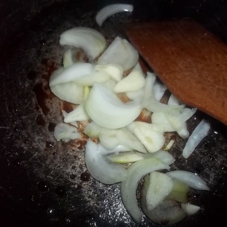 Krok 7 - Wstążki marchewkowe z karmelizowaną cebulą i czosnkiem foto