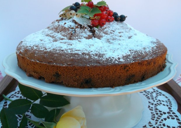 Fotografia przedstawiająca ,,Wulkan '' ciasto czekoladowo-owocowe.