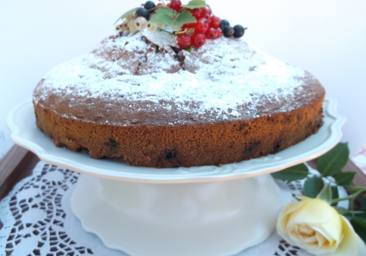 ,,Wulkan '' ciasto czekoladowo-owocowe. foto
