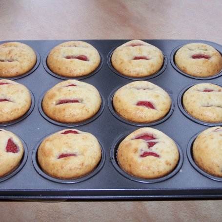 Krok 5 - Wybornie smaczne, czyli muffiny z truskawkami i kremem :) foto