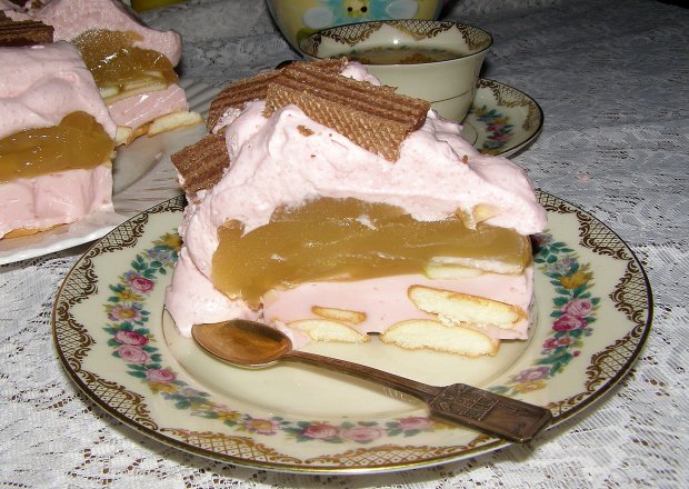 Fotografia przedstawiająca wyborny deser z sokiem jabłkowym i jogurtem...