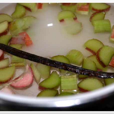 Krok 6 - Wykwintna zupa rabarbarowa z lodami w migdałowym krokancie. foto
