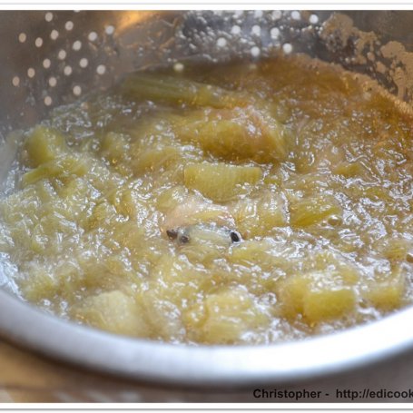 Krok 7 - Wykwintna zupa rabarbarowa z lodami w migdałowym krokancie. foto