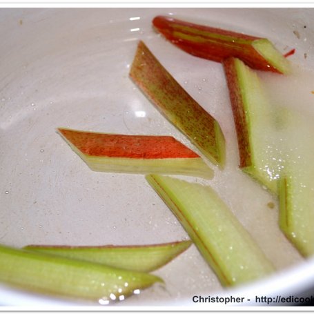 Krok 9 - Wykwintna zupa rabarbarowa z lodami w migdałowym krokancie. foto