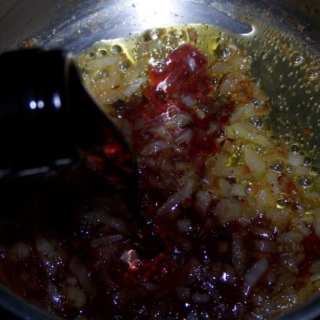 Krok 1 - Wykwintny sos jako dodatek, czyli z mascarpone na winie :) foto