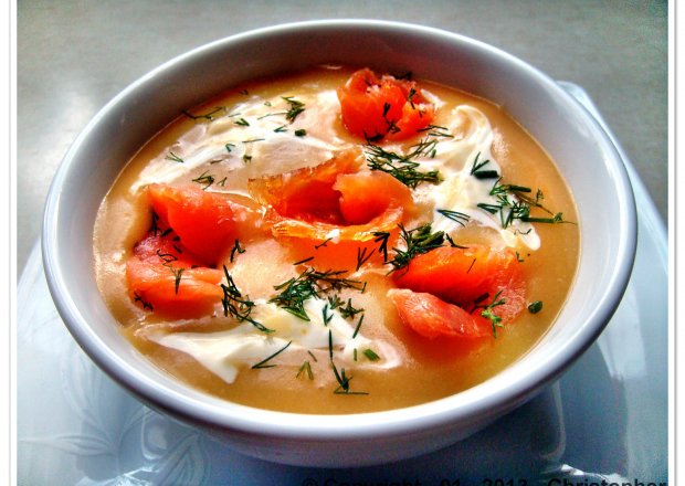 Fotografia przedstawiająca Wyrafinowana ziemniaczana zupa z łososiem.