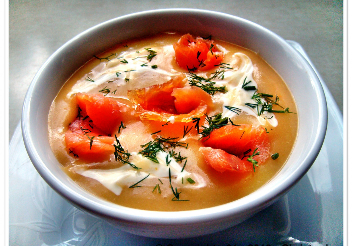 Wyrafinowana ziemniaczana zupa z łososiem. foto