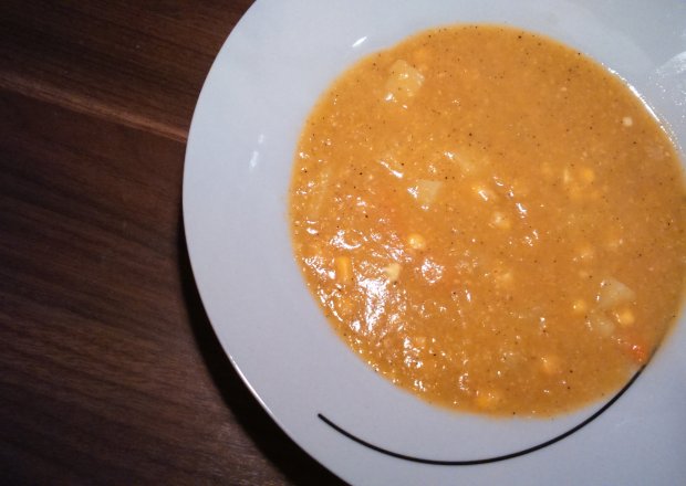 Fotografia przedstawiająca Wyrazista i gęsta zupa krem z kukurydzy