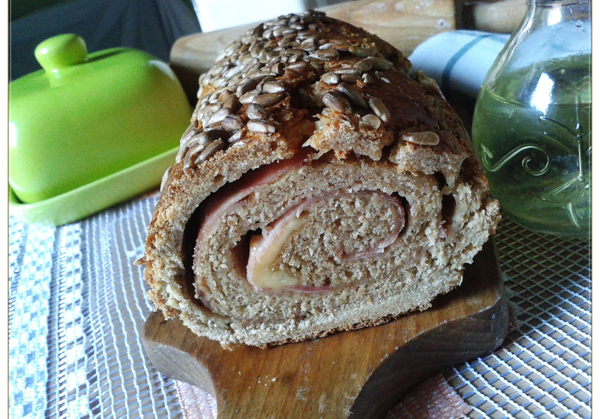 Wyrolowany pszenno-żytni chleb foto
